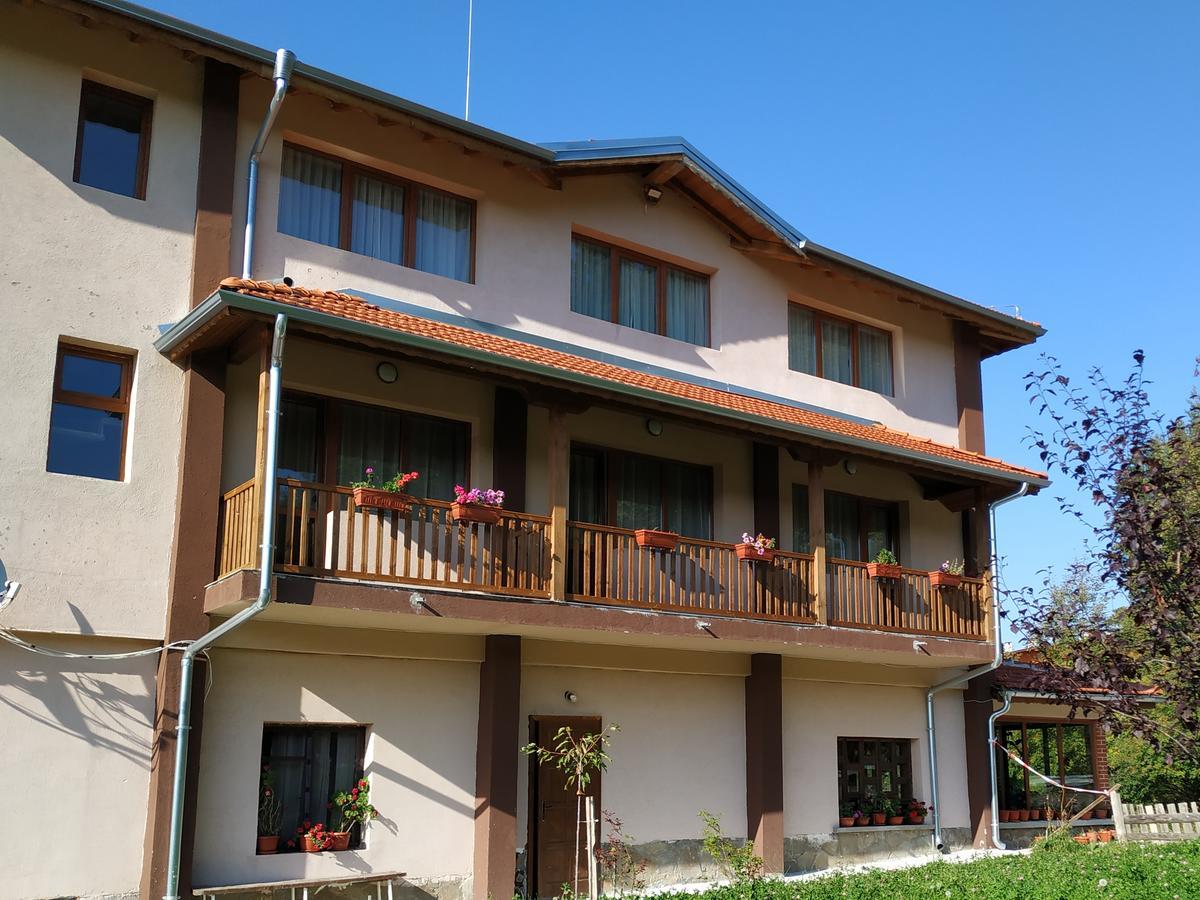 Family Hotel Panorama Chiflik Exterior photo